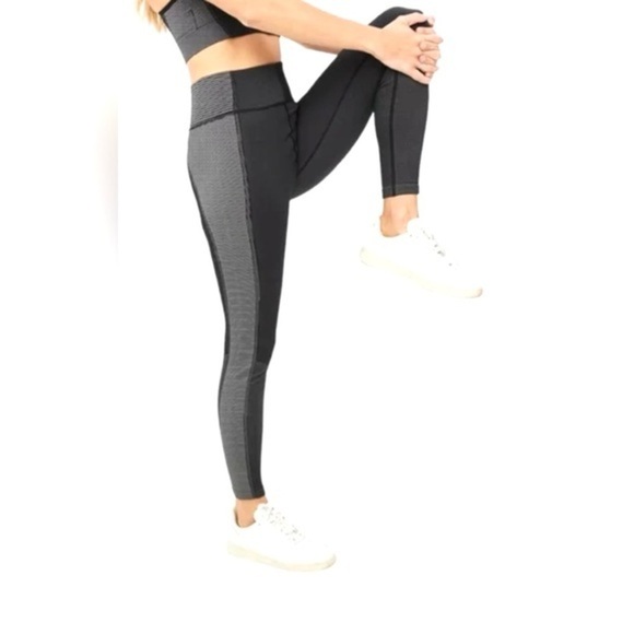 New Offline 7/8 Legging Seamless Two Tone Black Stripe - Picture 1 of 12
